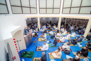 Distances de sécurité et tapis personnels dans la mosquée