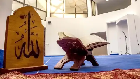 Lecture du Coran dans la Mosquée