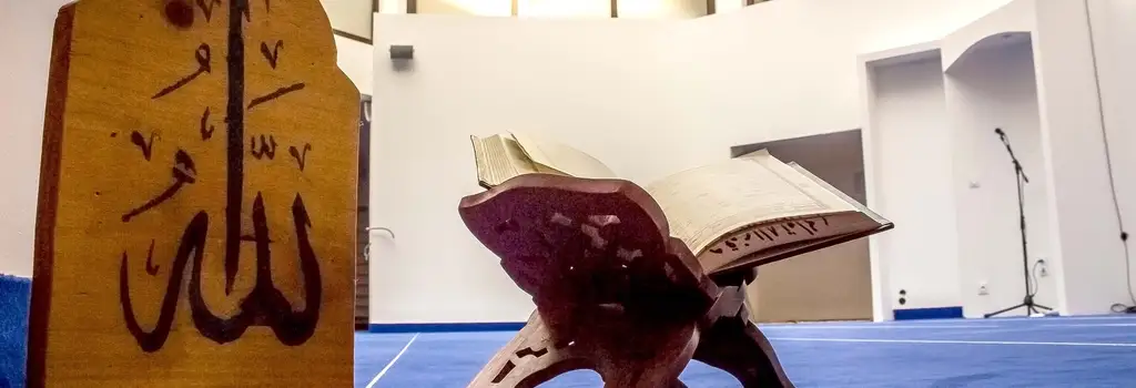 Lecture du Coran dans la Mosquée