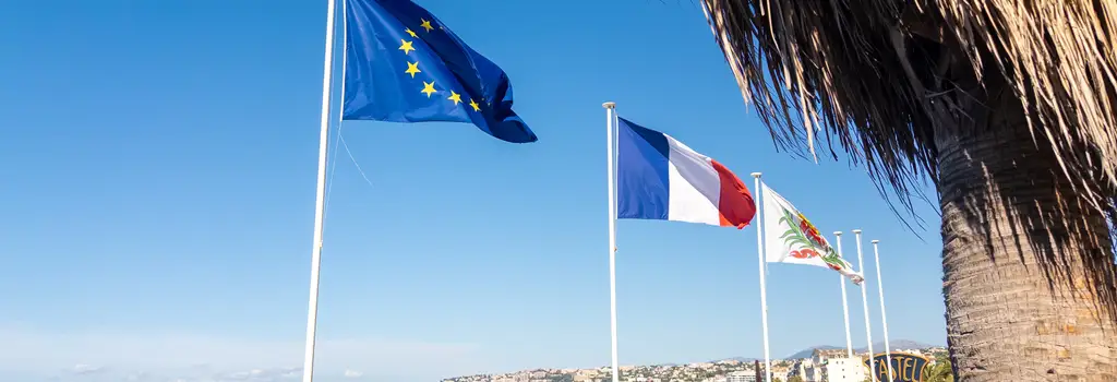 Drapeaux Français, Niçois et Européen qui flottent à Nice