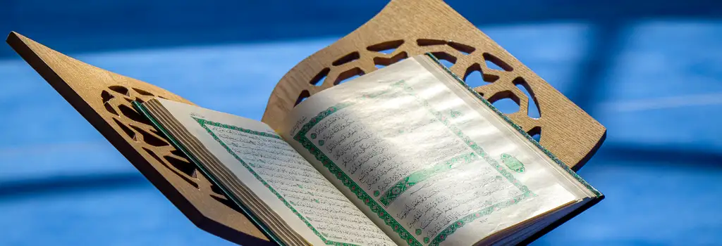 Le Coran sur un support en bois