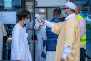 Vérification des masques et de la température à l'entrée de la mosquée