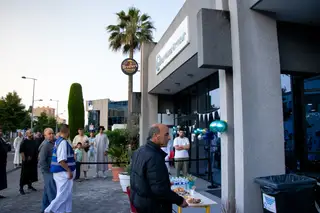 Les fidèles qui attendent devant la mosquée
