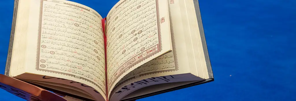 Coran ouvert à la Sourate an-Nour