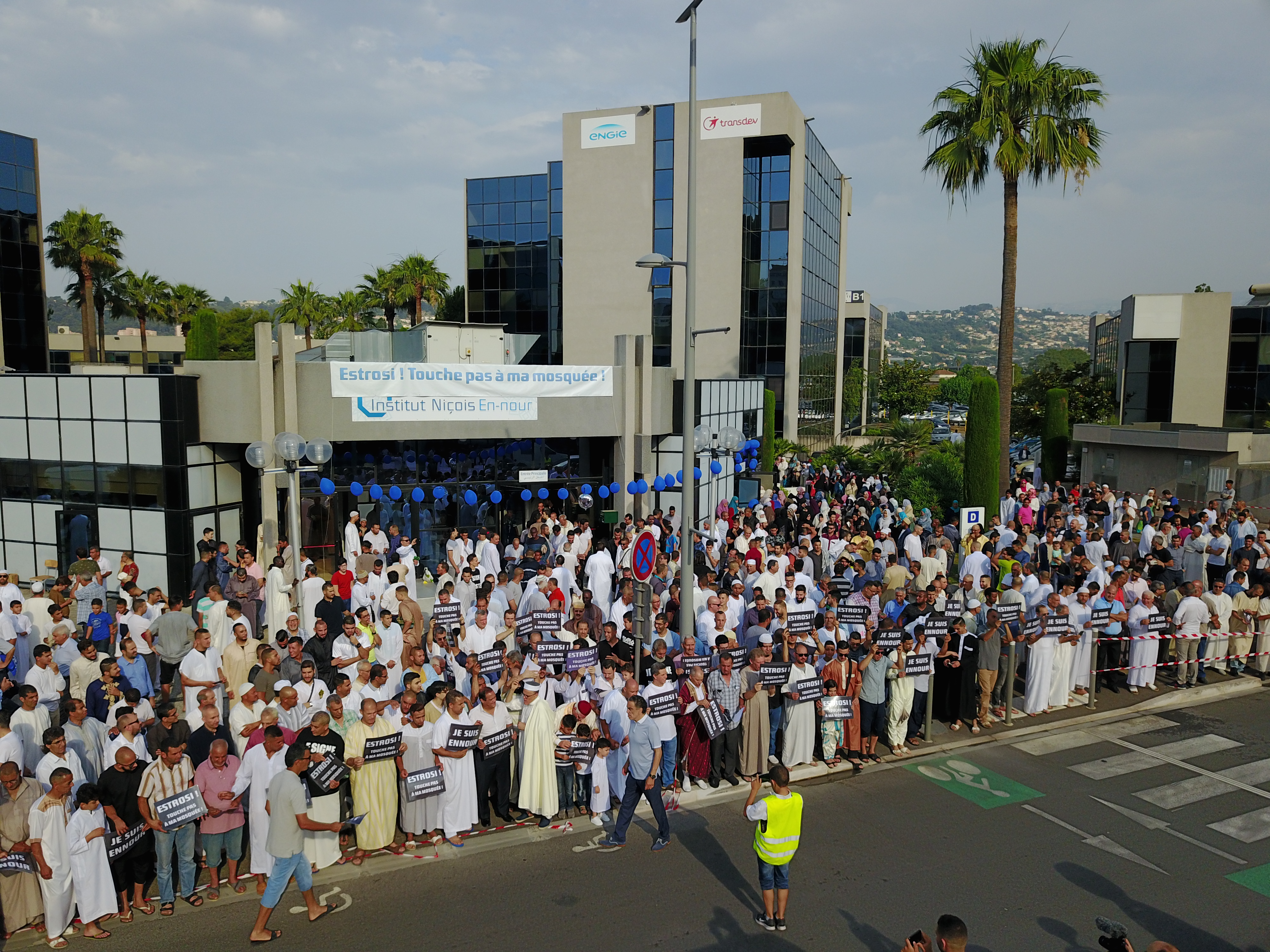 Les fidèles soutiennent l'Institut