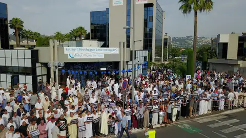 Les fidèles soutiennent l'Institut