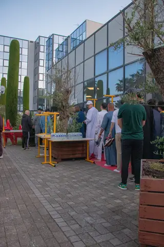 Les fidèles qui attendent devant la mosquée