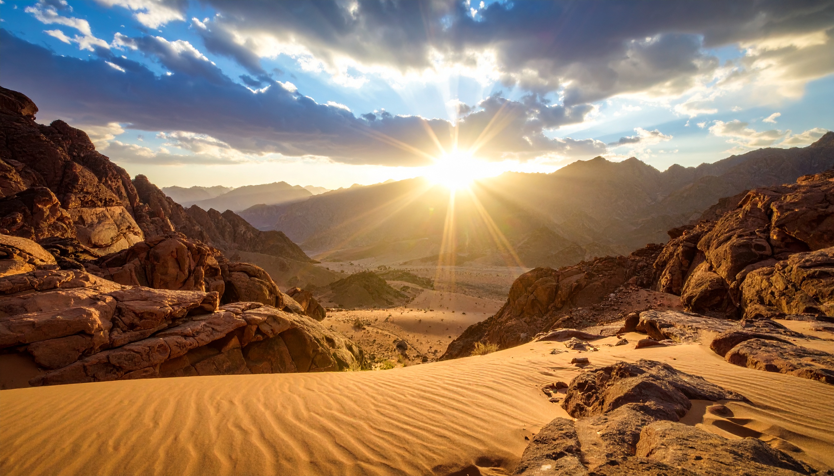 Une lumière intense au milieu du désert