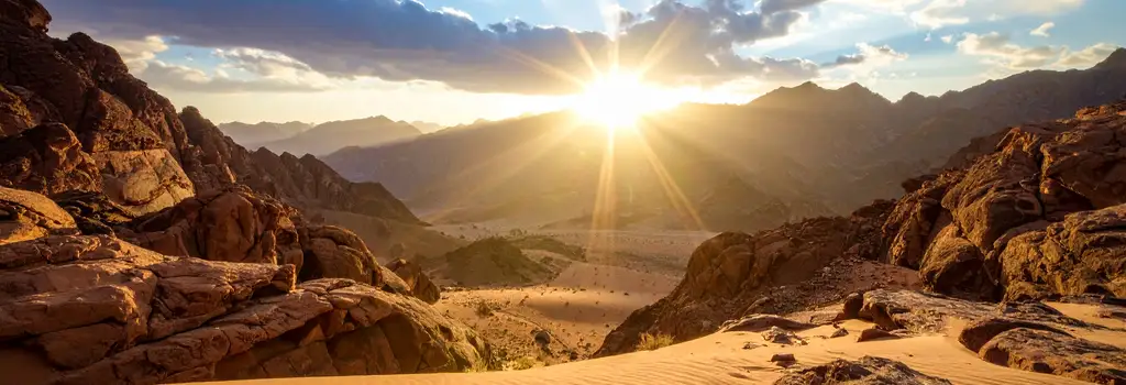 Une lumière intense au milieu du désert