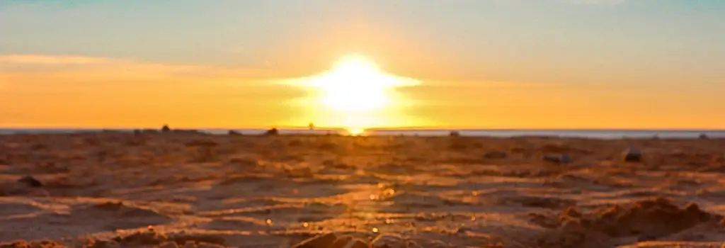 Levé de soleil sur le sable