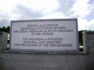 Plaque commémorative du mémorial de Srebrenica Potocari