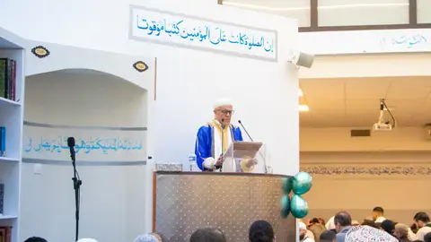 L'Imam Mahmoud Benzamia sur le minbar