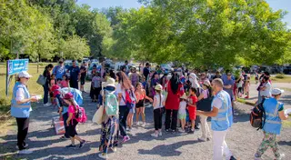 Regroupement sur le parking du village des fous